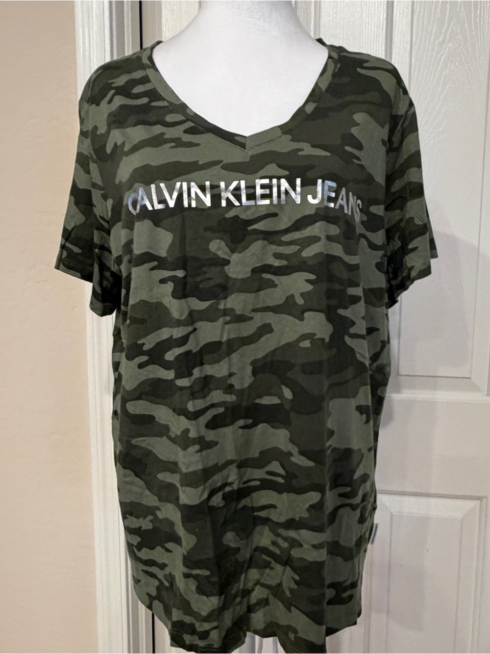 Calvin Klein Jeans NWT Olive Green Camouflage V-Neck Tee size 1X